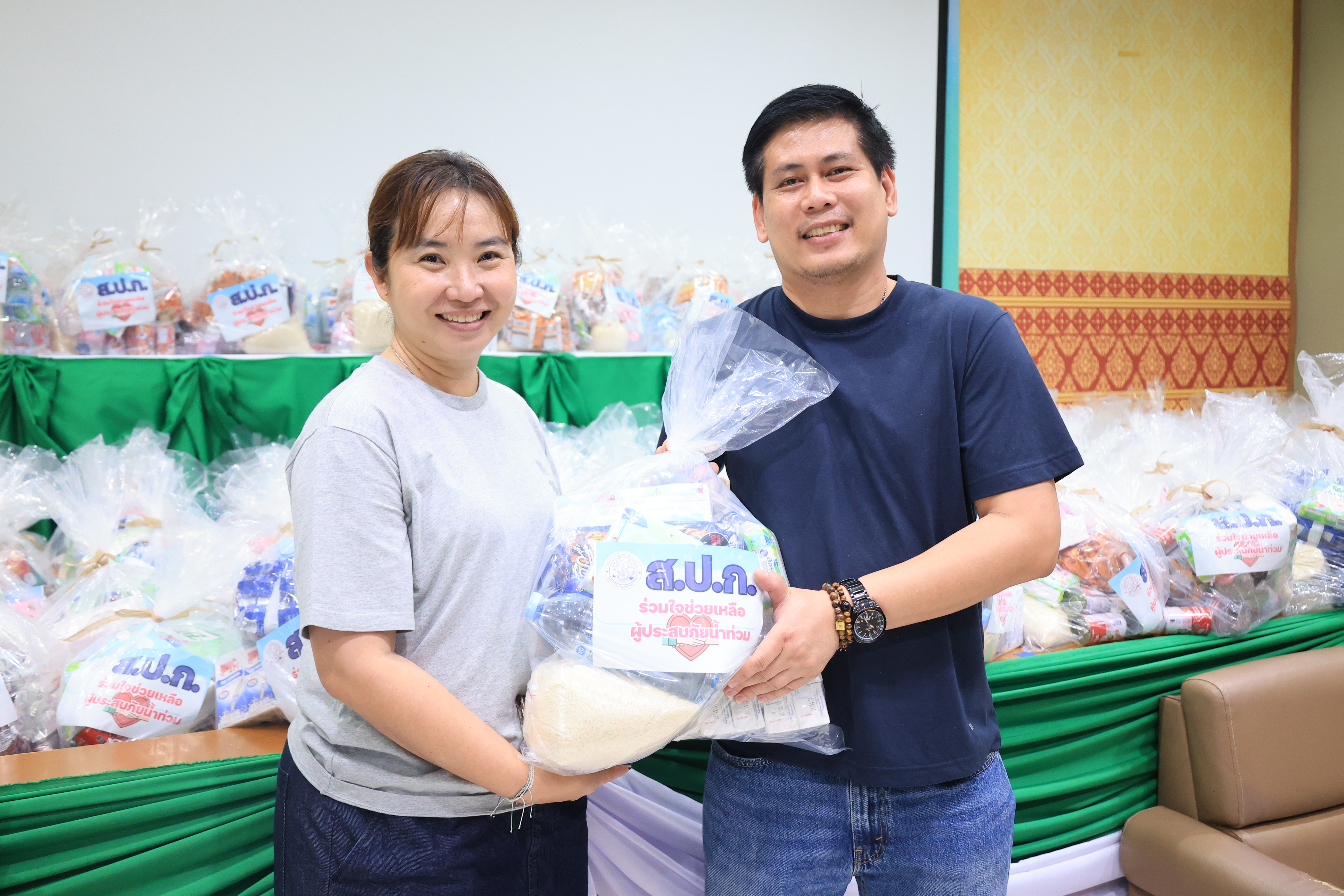 title - ส.ป.ก. ระดมจิตอาสาเตรียมถุงยังชีพ ส่งต่อความห่วงใยจาก รมช.เกษตรฯ ถึงมือผู้ประสบอุทกภัย